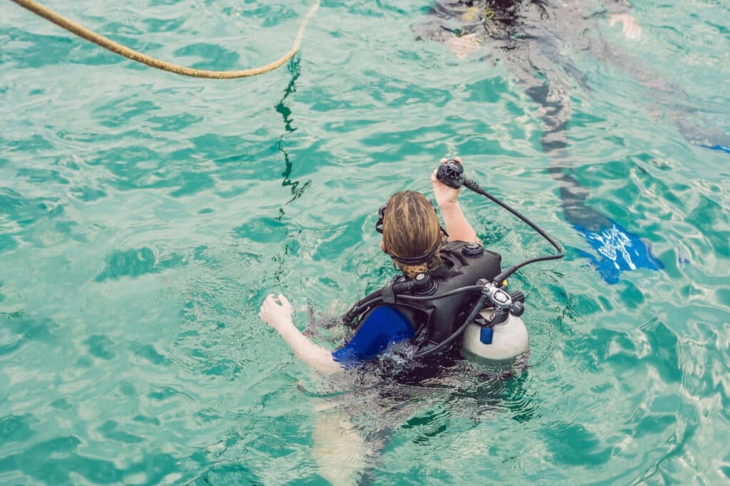 Persona realizando el bautismo de buceo