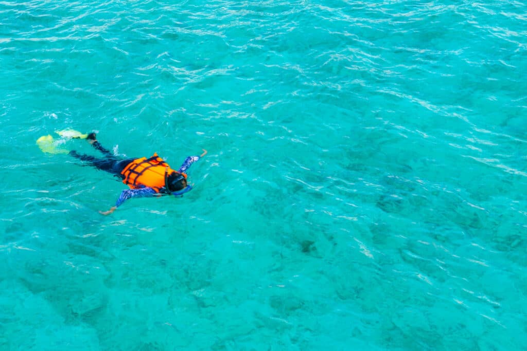 Hombre haciendo snorkel con chaleco