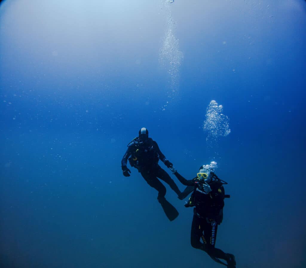 Dos buceadores en agua profunda en Alicante