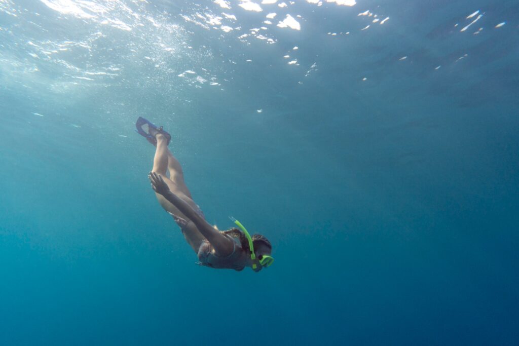 chica buceando en bikini