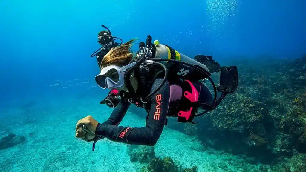 mujer haciendo curso de buceo