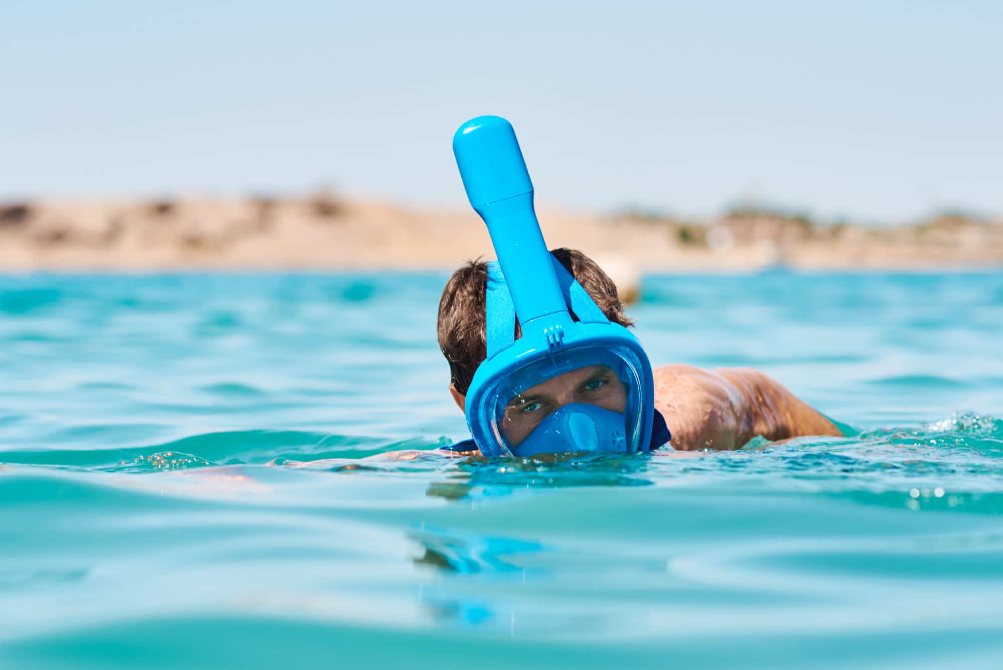 hombre haciendo snorkel