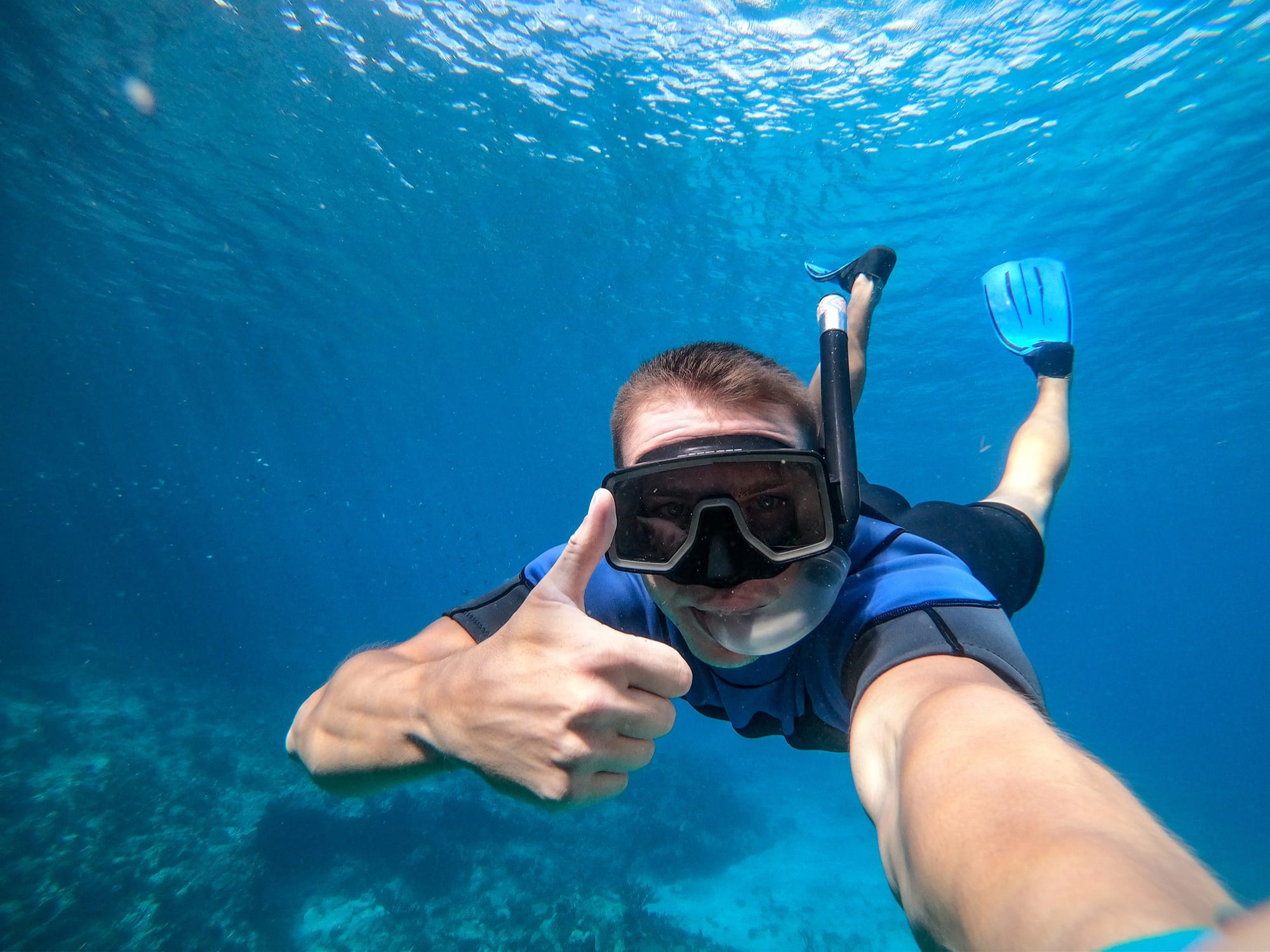 hombre haciendo snorkel