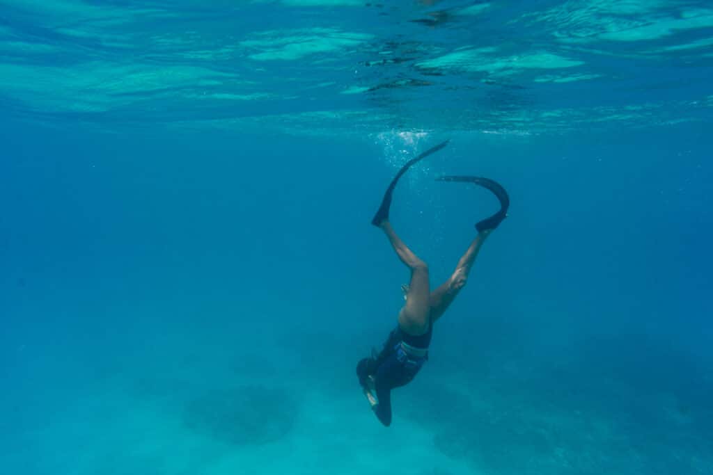 Chica haciendo snorkel en Tabarca con aletas