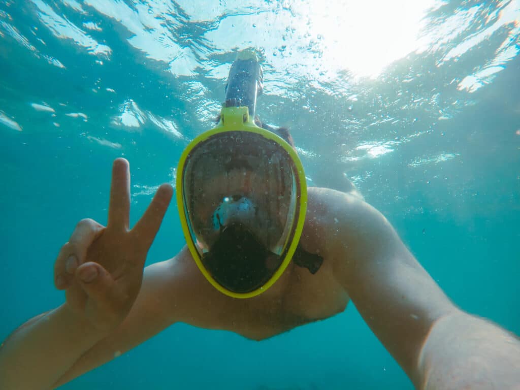 que hacer si entra agua en mascara de snorkel