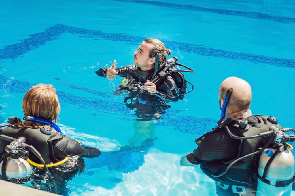 bautismo de buceo en piscina o en mar