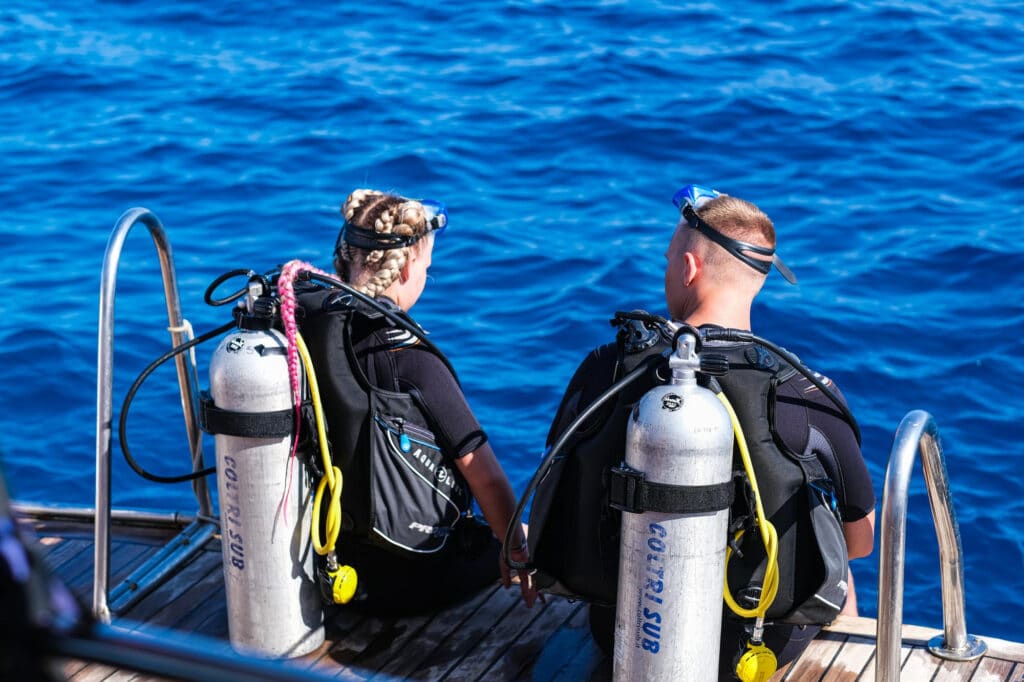 pareja haciendo bautismo de buceo en el mar de Alicante