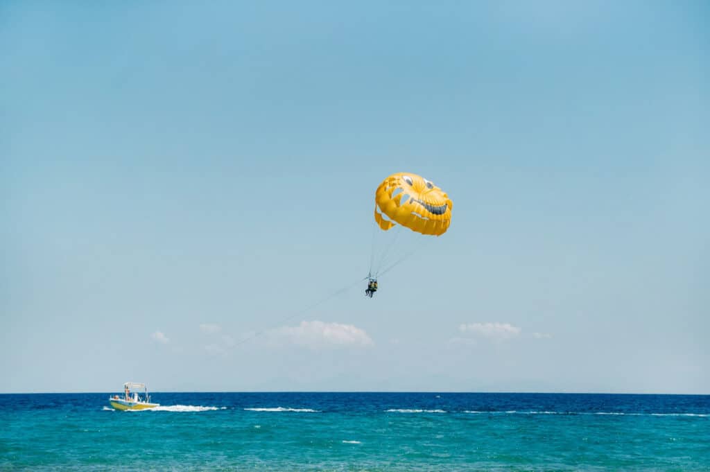 Parasailing en pareja en la costa de Alicante