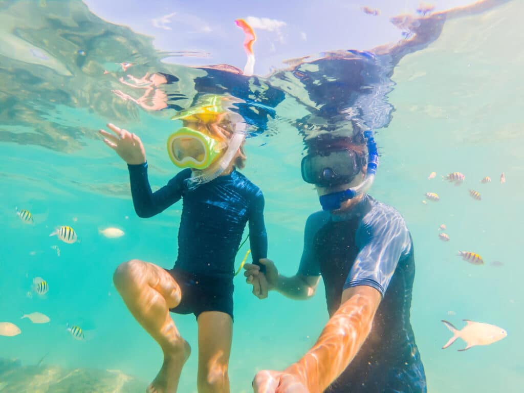 hacer snorkel en Alicante con niños en verano