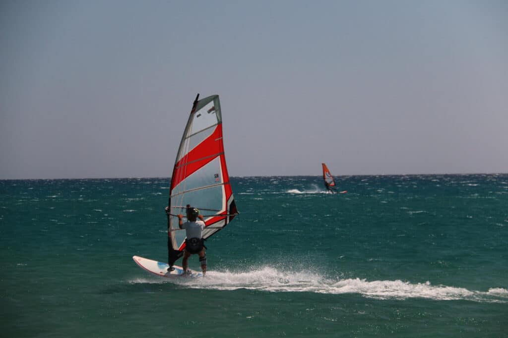hacer windsurf en alicante