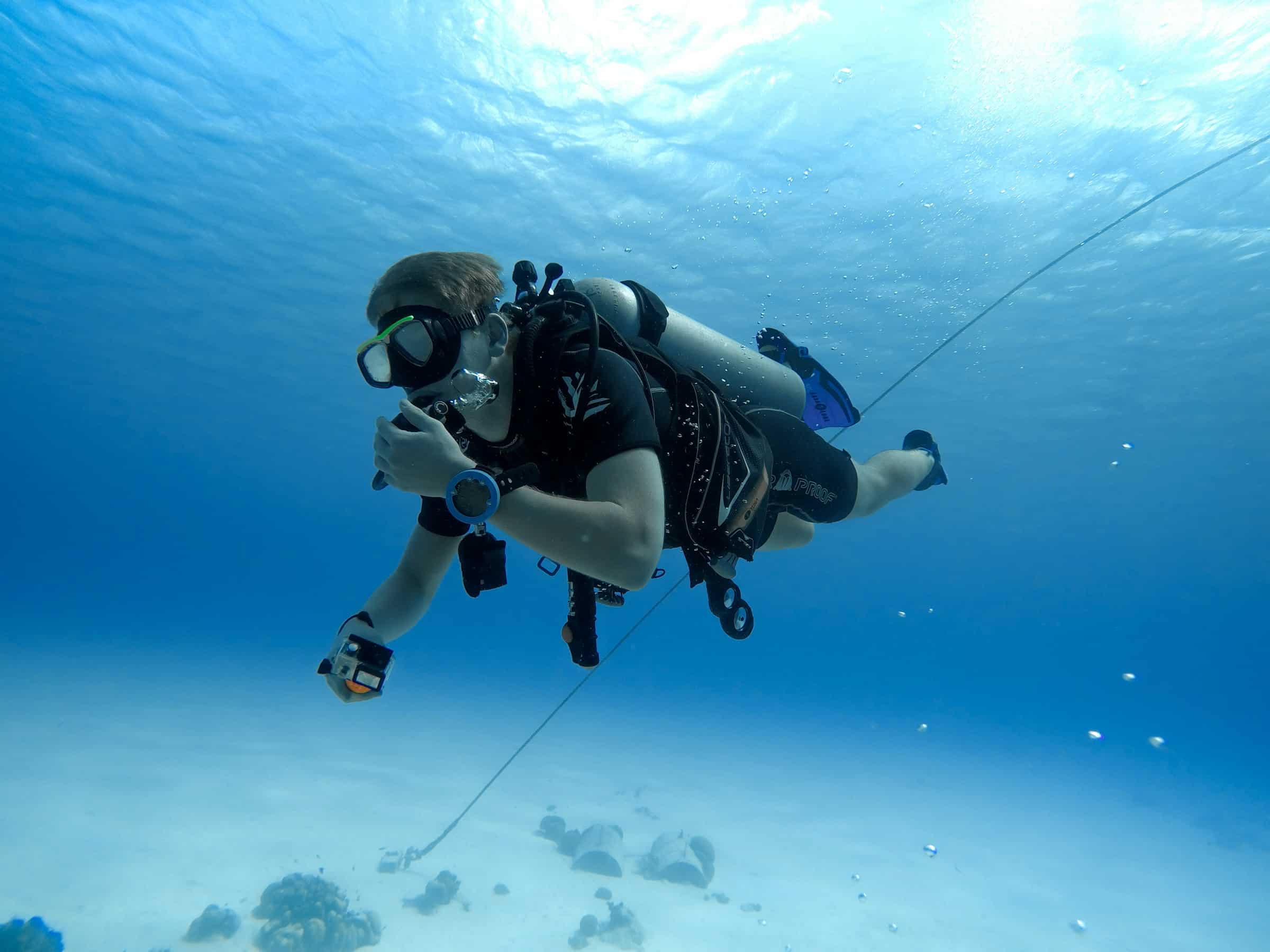 Equipo de buceo preparado antes de una inmersión del curso