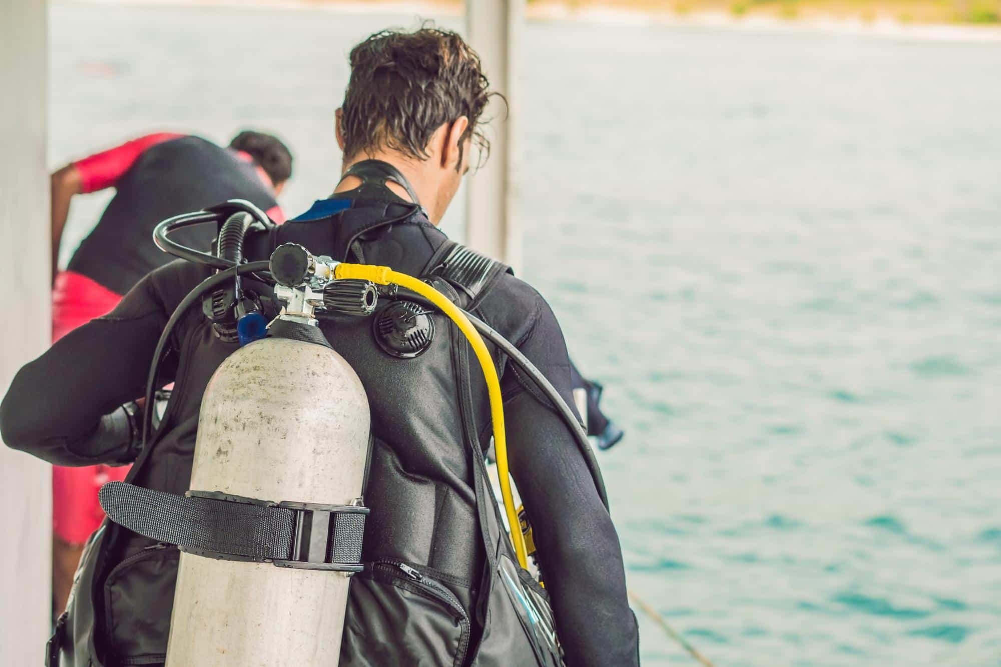 Buceadores durante una inmersión del curso PADI Advanced Open Water