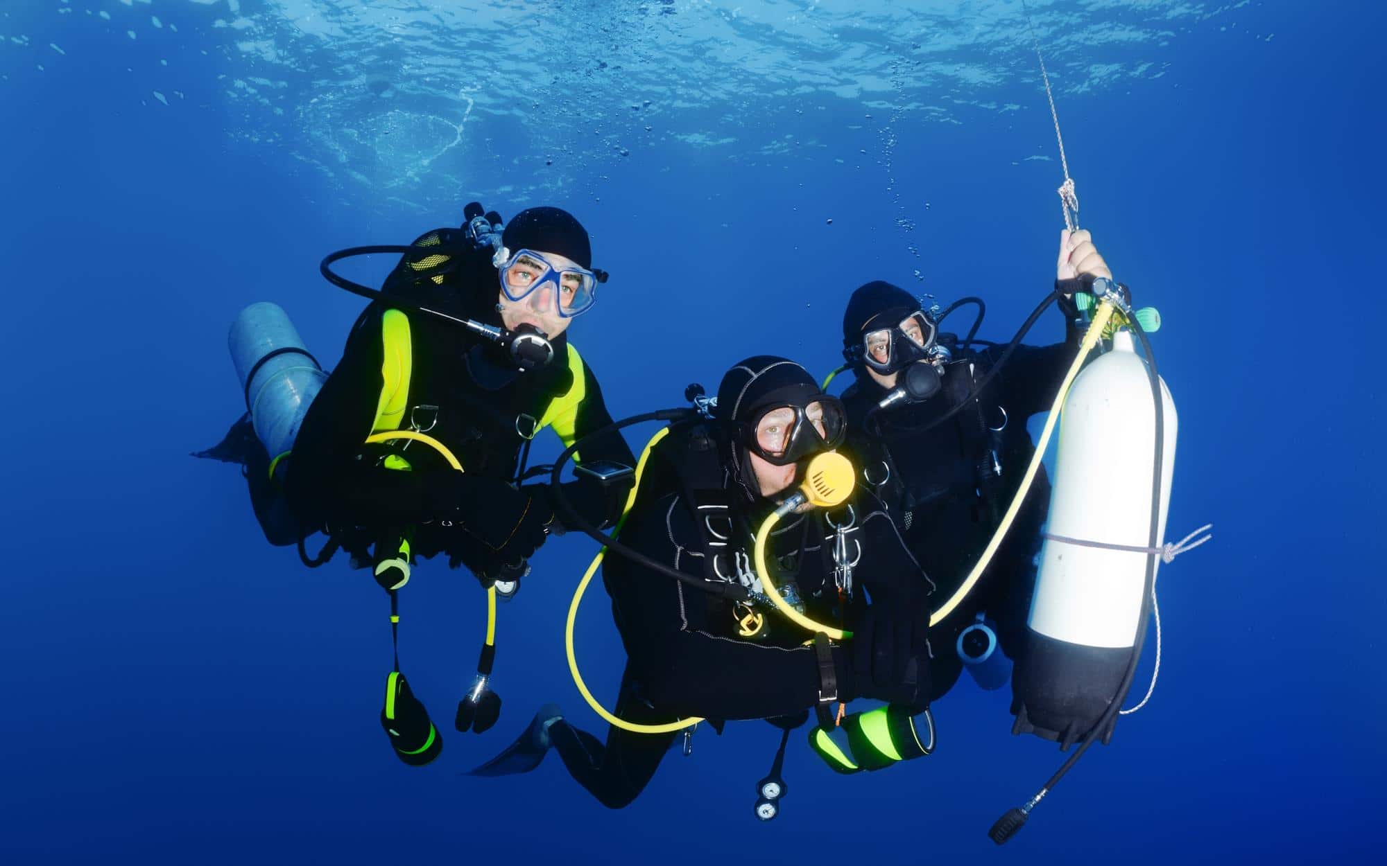 Alumnos del curso Advanced Open Water en el mar con su instructor